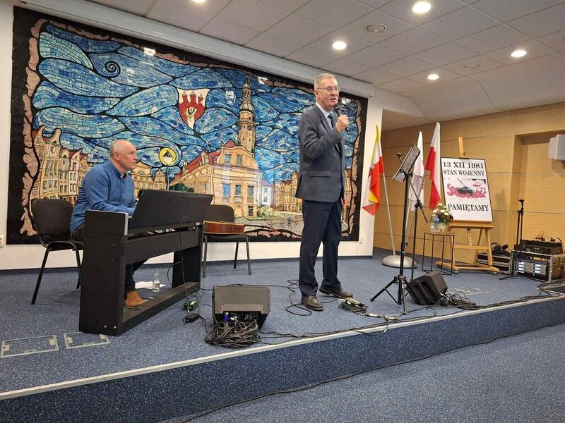 zdjęcie pokazuje scenę. Na scenie stoi Roman Kowalczyk