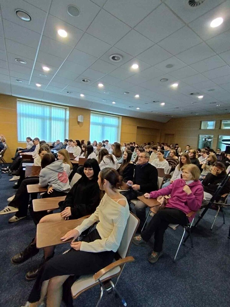 zdjęcie pokazuje rzut na widownie ludzie siedzący na krzesłach