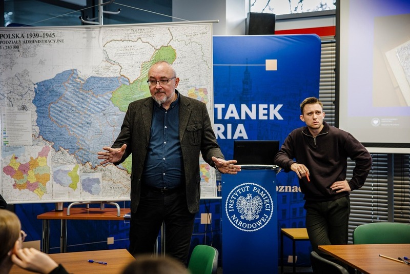 na zdjęciu edukator Marek Gadowicz w trakcie wykładu