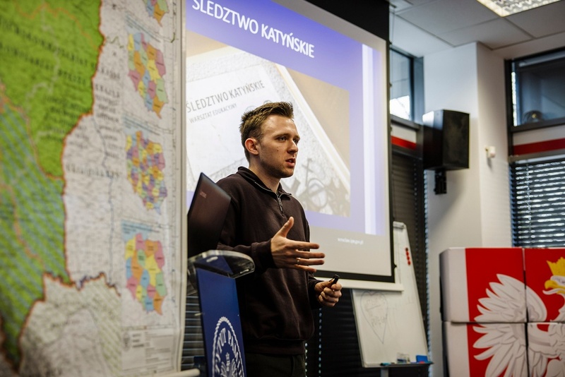 na zdjęciu edukator Mikołaj Sokalski w trakcie wykładu