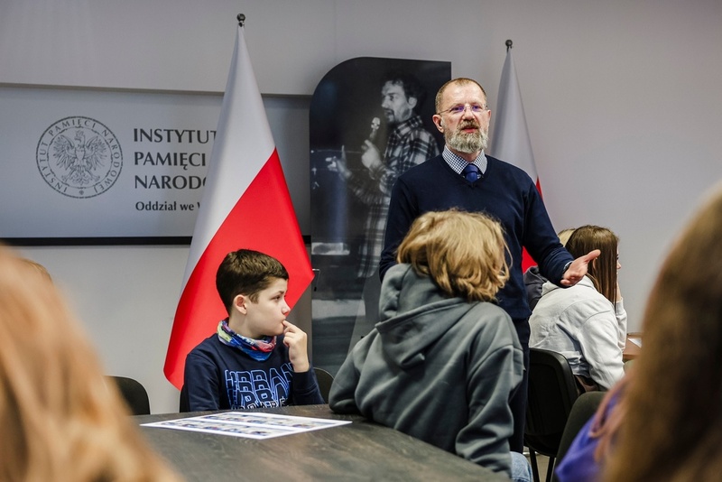 na zdjęciu edukator Artur Cieślik w trakcie wykładu