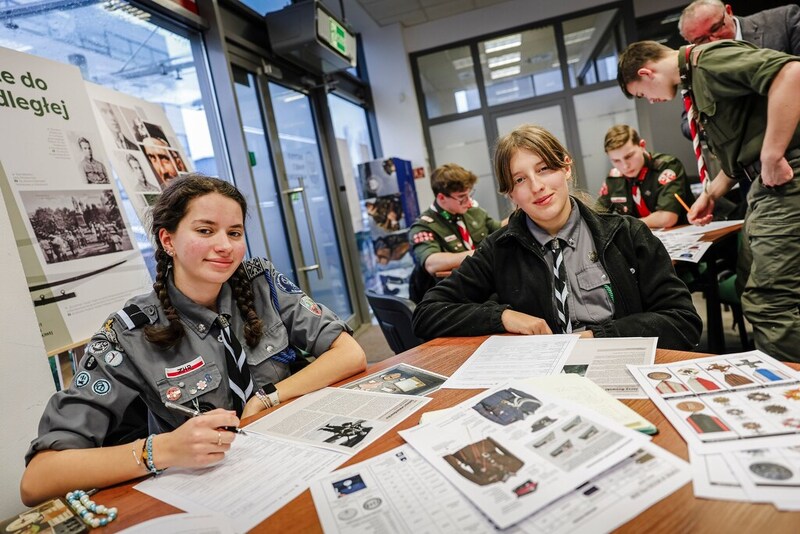 na zdjęciu dwie harcerki