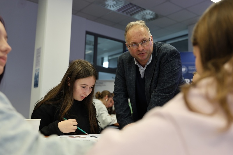 na zdjęciu edukator Wojciech Trębacz w trakcie zajęć