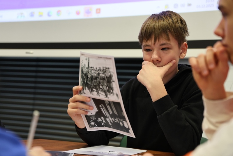 na zdjęciu młody chłopak czytający instrukcję zadania w trakcie zajęć