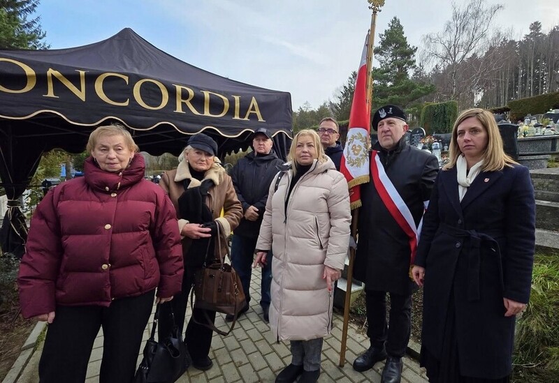 na zdjęciu ludzie biorący udział w wydarzeniu wraz ze sztandarem