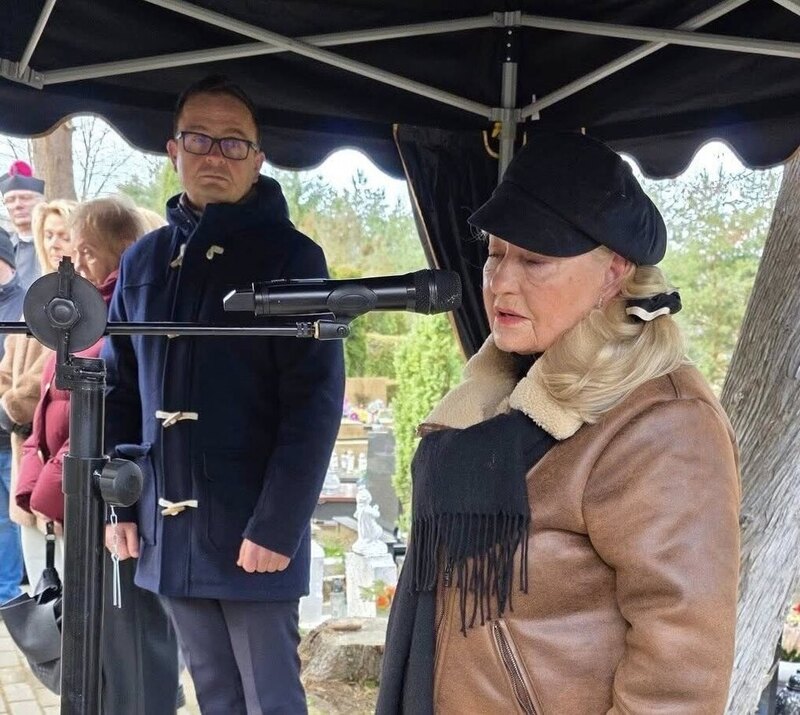 na zdjęciu w trakcie przemówienia siostra ś.p. Kużaka