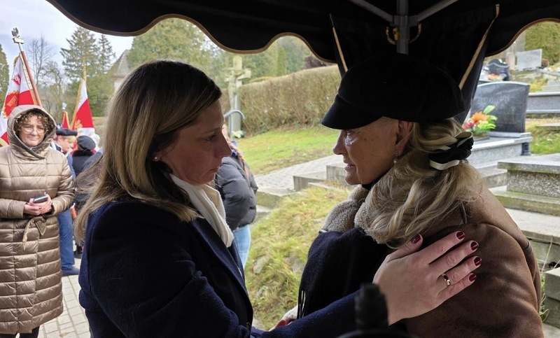 na zdjęciu z prawe strony siostra ś.p. Kużaka, z lewejwiceburmistrz Polanicy