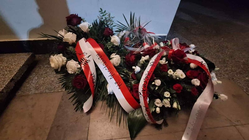 na zdjęciu wiązanki kwiatów