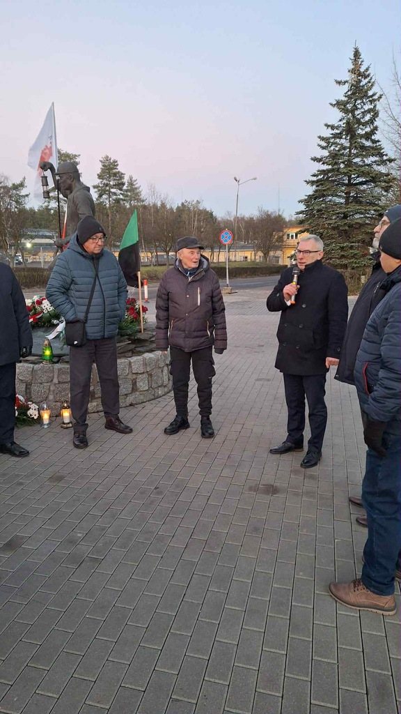 na zdjęciu uczestnicy wydarzenia oraz wystąpienie Łukasza Sołtysika