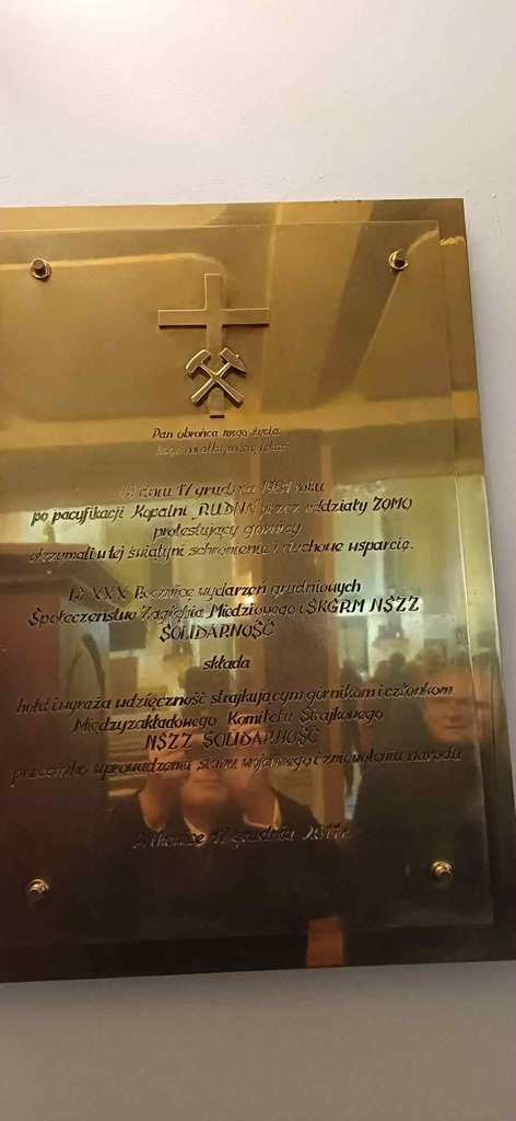 na zdjęciu tablica okolicznościowa w kościele