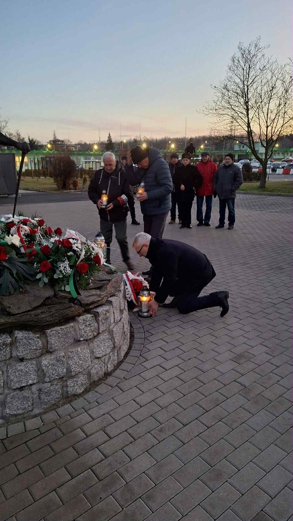 na zdjęciu moment skladnia kwiatów pod obeliskiem