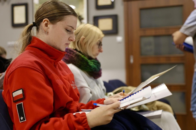 na zdjęciu uczniowie czytający dokumenty