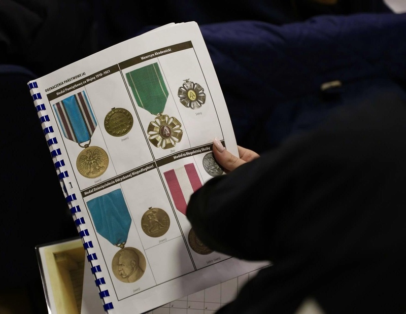 na zdjęciu zbliżenie na karty dokumentu warsztatu