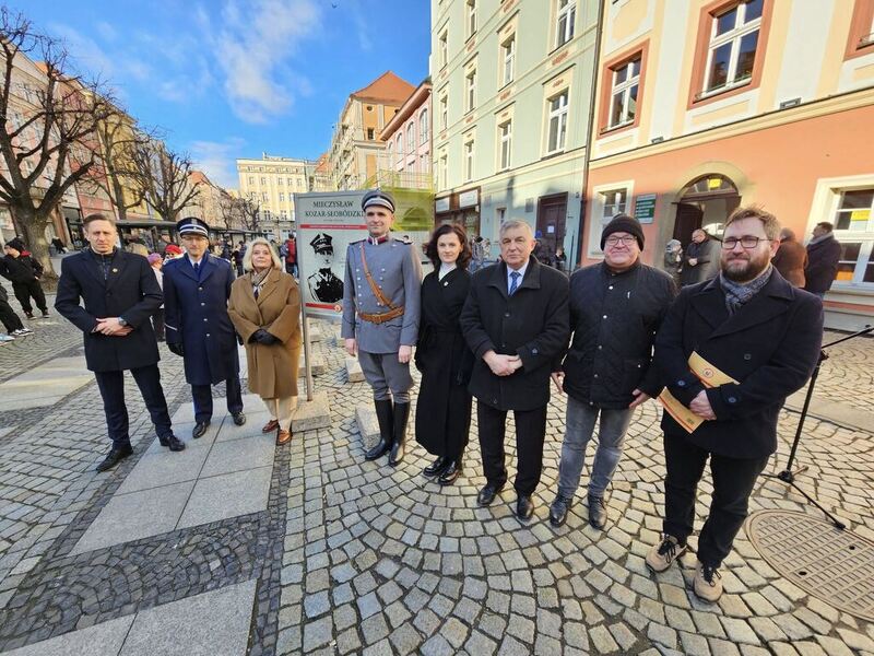 przy planszach wystawy stoją ludzie i oglądają ją na świdnickim rynku