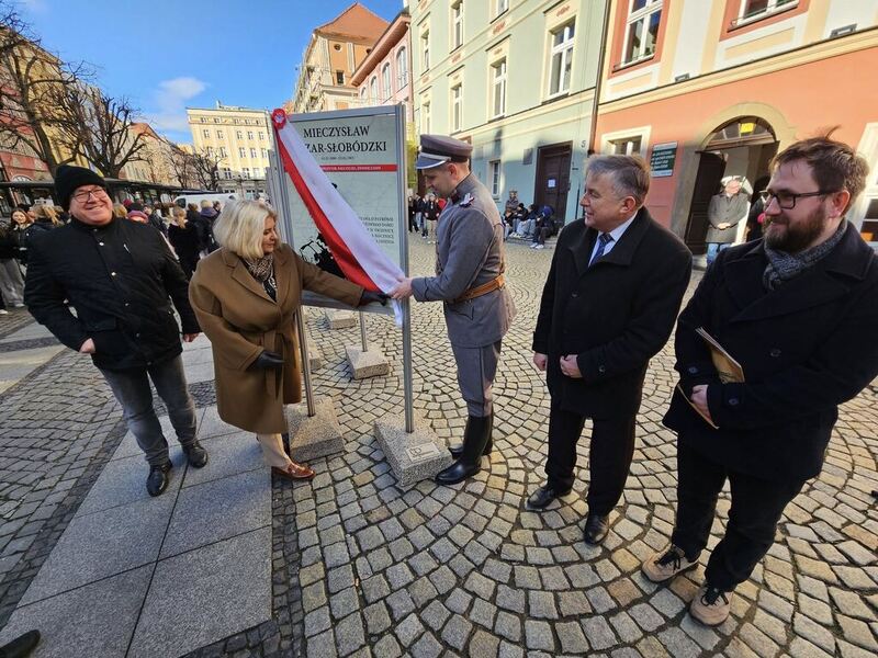 przy planszach wystawy stoją ludzie i oglądają ją na świdnickim rynku