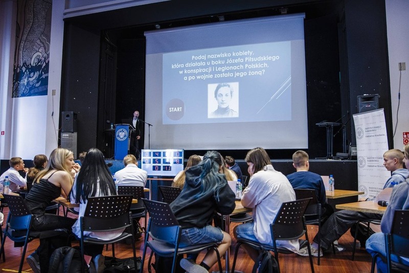 na zdjęciu widownia, młodzież, która ogląda film edukacyjny