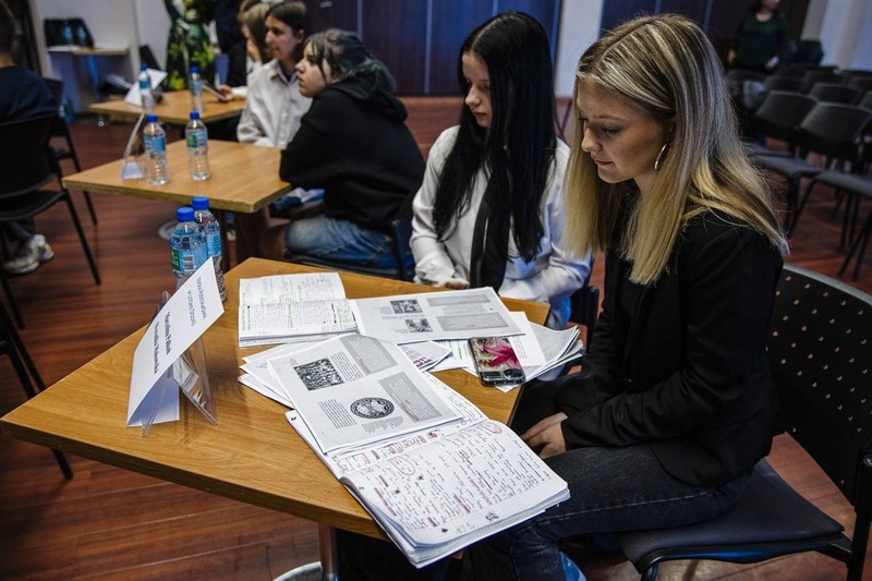 Na zdjęciu uczestnicy konkursu, którzy rozwiązują test