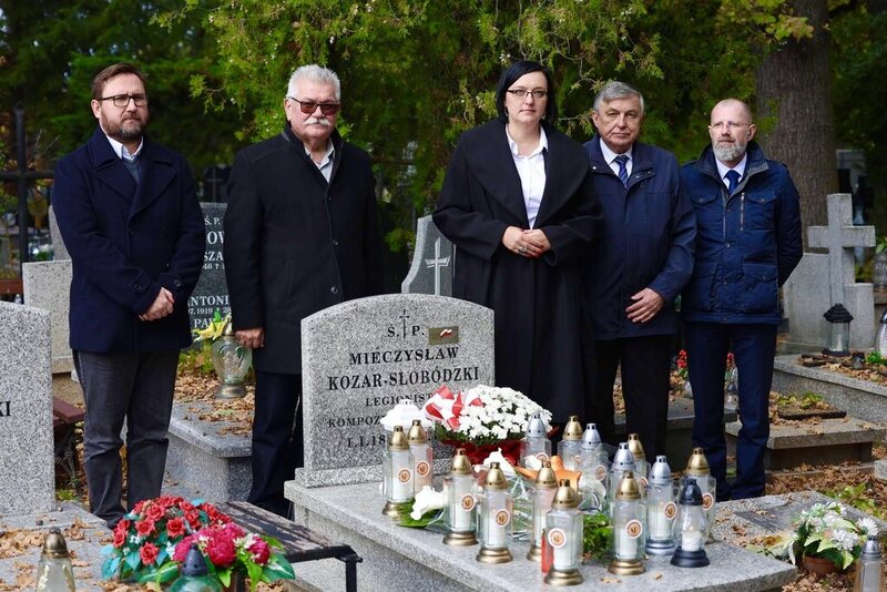 Na zdjęciu stoi delegacja IPN przy grobie bohatera na cmentarzu w Świdnicy