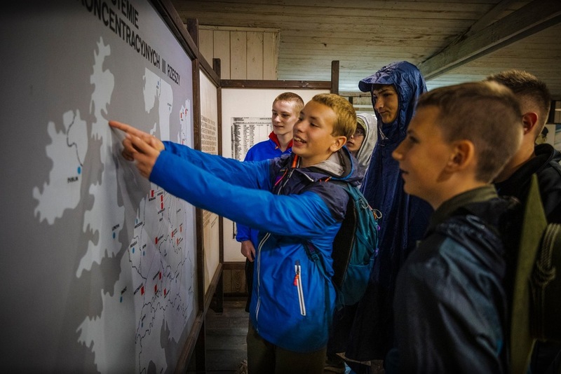 na zdjęciu fragment wyprawy rozmowa obok mapy
