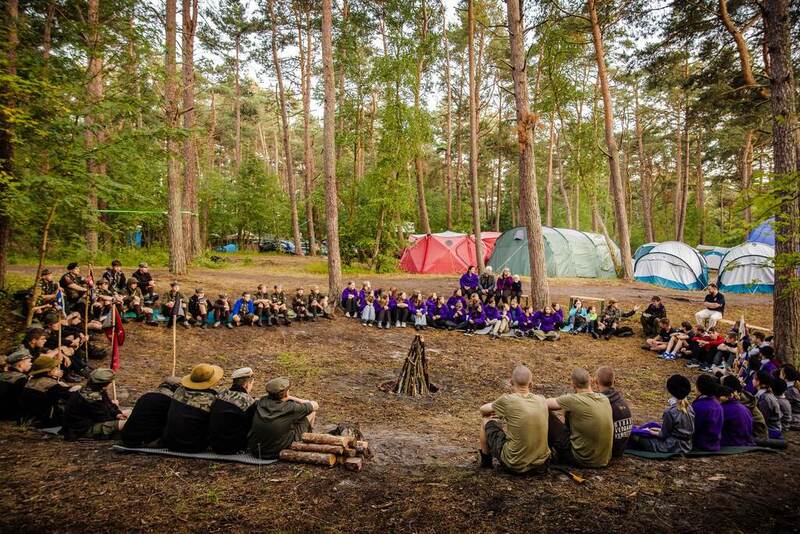 Na zdjęciu uczestnicy obozu siedzący dookoła ogniska