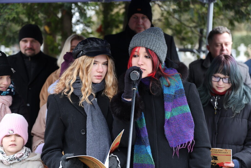 Moment śpiewania melodii Kozara Rozkwitały Pąki Białych Róż. Przy mikrofonie dwie dziewczyny