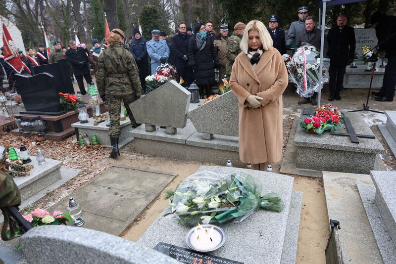 Moment składania kwiatów na grobie Kozara. Przed pomnikiem prezydent Świdnicy
