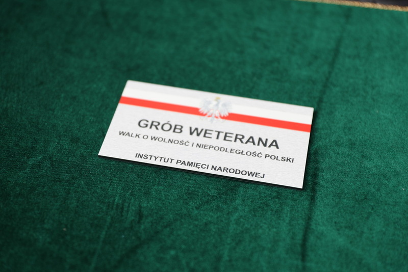 na zdjęciu zbliżenie na tabliczkę, która zostanie umieszczona na nagrobku Kozara