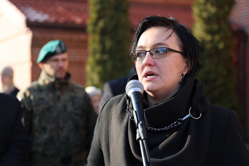 na zdjęciu przy mówi do mikrofonu Kamilla Jasińska