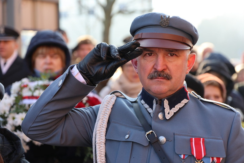 na zdjęciu mężczyzna salutujący w wojskowym historycznym mundurze