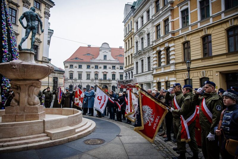 na zdjęciu uczestnicy spotkania, na pierwszym planie sztandary oddąjce honory