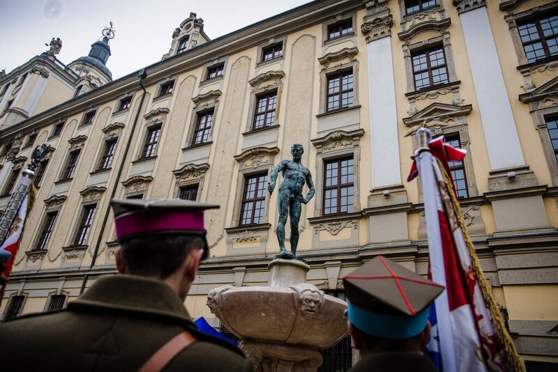 na zdjęciu uczestnicy spotkania, na pierwszym planie sztandary oddąjce honory