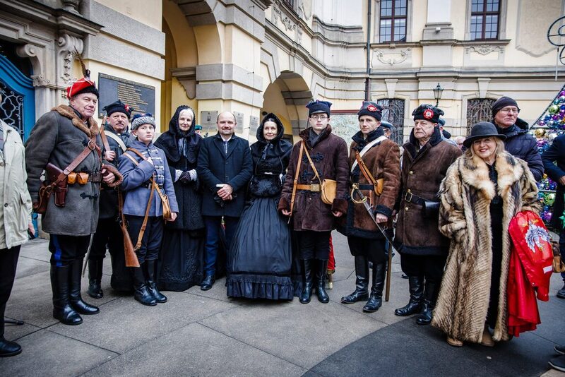 grupowie zdjęcie uczestników spotkania na środku dyrektor IPN Oddział Wrocław