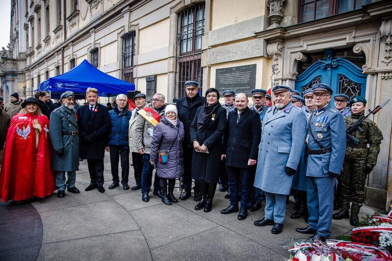 grupowie zdjęcie uczestników spotkania na środku dyrektor IPN Oddział Wrocław