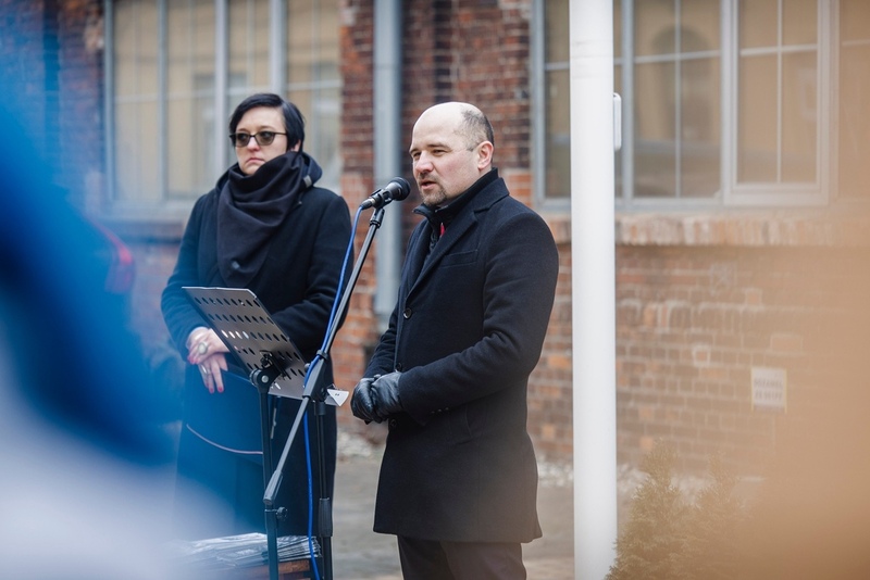 przy mikrofonie stoi dyrektor wrocławskiego IPN