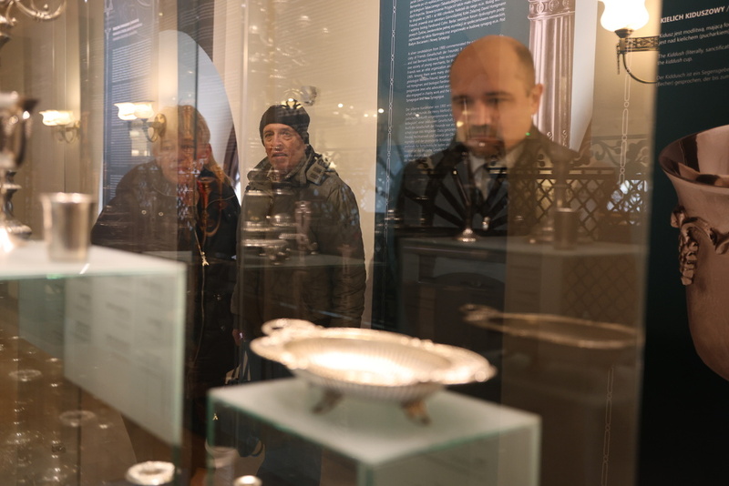 moment zwiedzania Synagogi - dyrektor ogląda insygnium kultu w przeszklonej gablocie