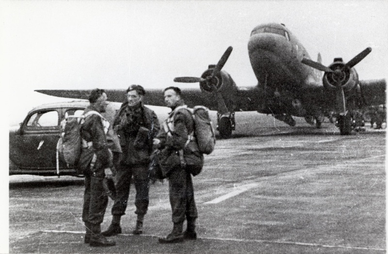 Dowódca Brygady gen. Stanisław Sosabowski (pierwszy z lewej) i mjr Ryszard Małaszkiewicz na lotnisku przed wylotem nad Driel, 21 IX 1944 r. Fot. IPMS