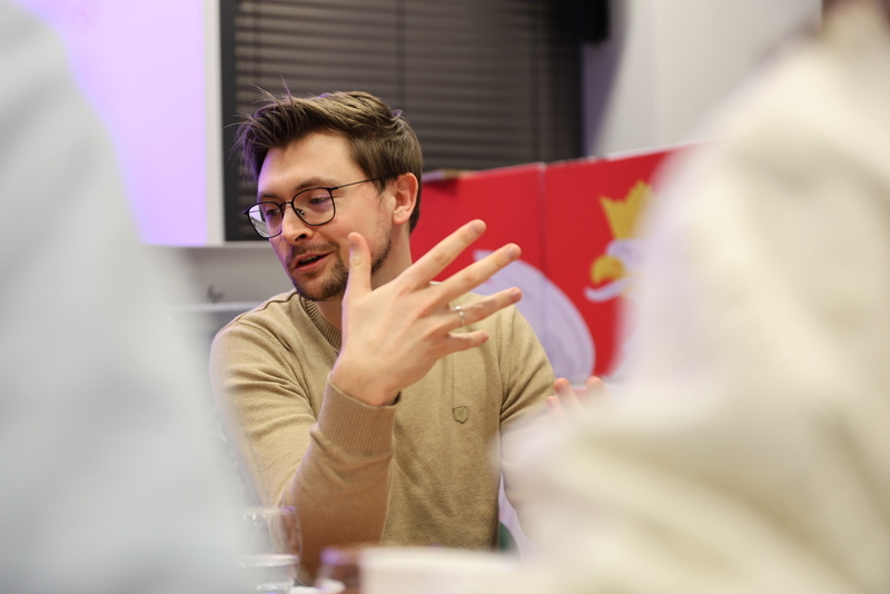 jeden mężycznza grający w grę w geście radości