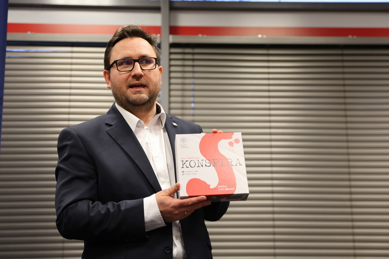 na zdjęciu prezentujący grę jej autor Grzegorz Kowal