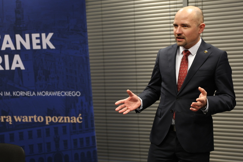 na zdjęciu dyrektor IPN Wrocław, który tłumaczy wątek historyczny gry