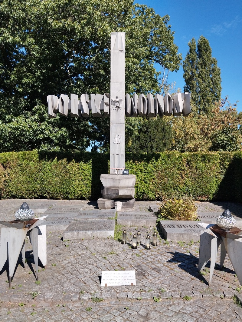 Kwatera zbiorowa z pomnikiem żołnierzy AK na Cmentarzu Świętej Rodziny na wrocławskim Sępolnie. Fot. Janusz Gajdamowicz