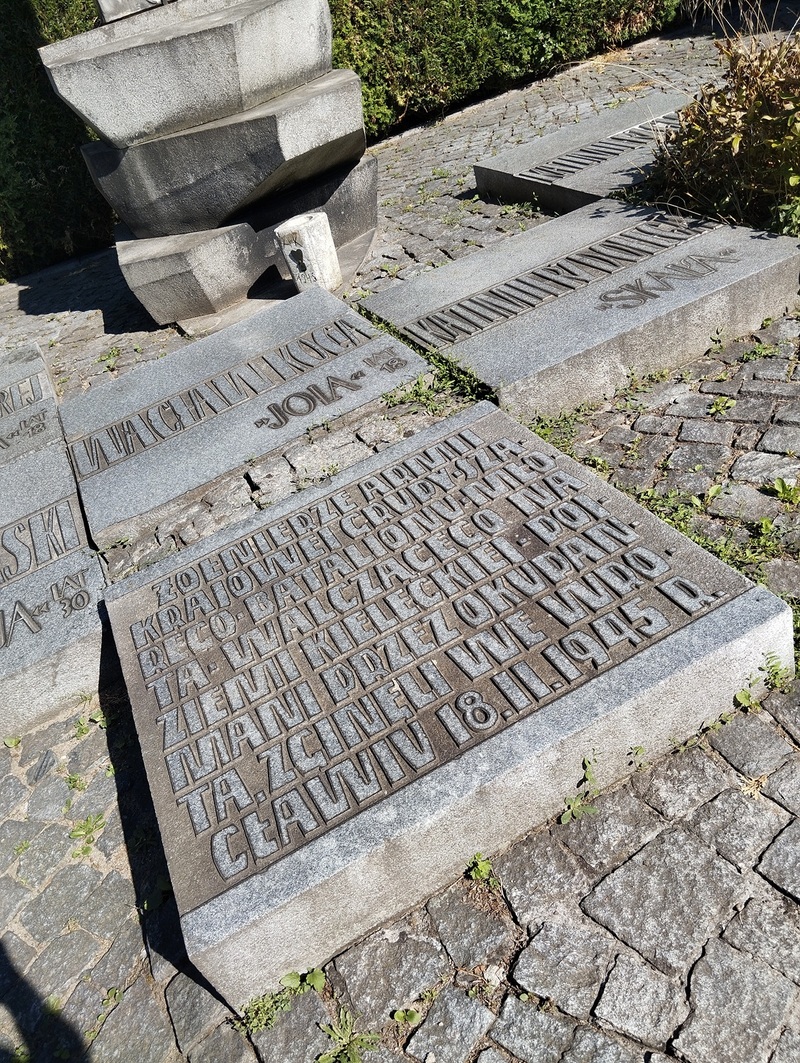 Kwatera zbiorowa z pomnikiem żołnierzy AK na Cmentarzu Świętej Rodziny na wrocławskim Sępolnie. Fot. Janusz Gajdamowicz