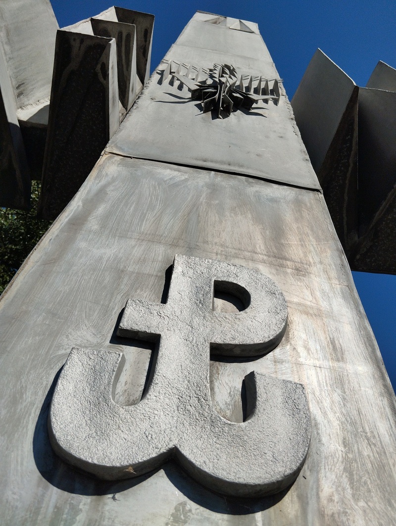 Kwatera zbiorowa z pomnikiem żołnierzy AK na Cmentarzu Świętej Rodziny na wrocławskim Sępolnie. Fot. Janusz Gajdamowicz