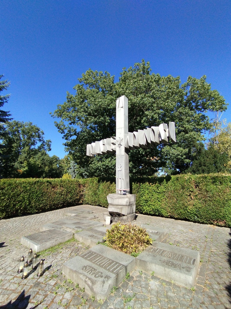 Kwatera zbiorowa z pomnikiem żołnierzy AK na Cmentarzu Świętej Rodziny na wrocławskim Sępolnie. Fot. Janusz Gajdamowicz
