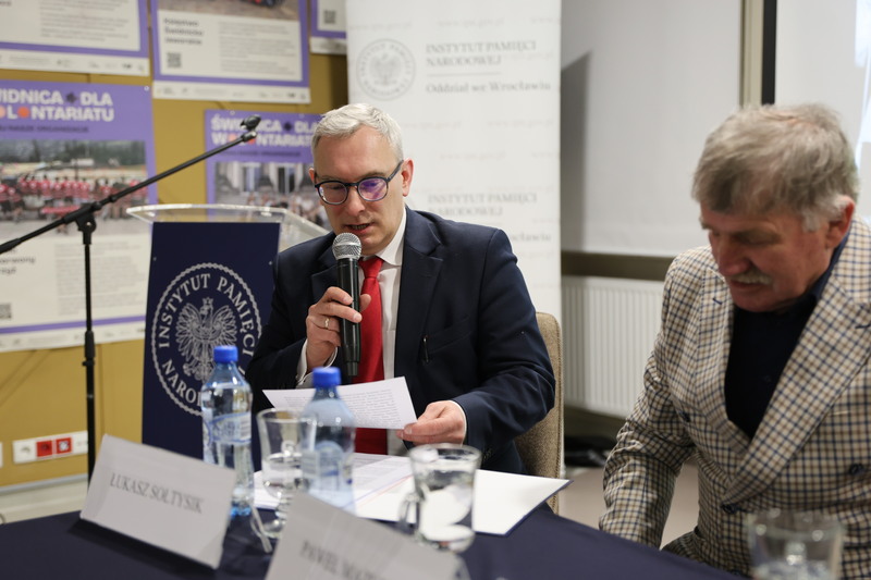 fragment dyskusji, przy mikrofonie moderator rozmowy Łukasz Sołtysik