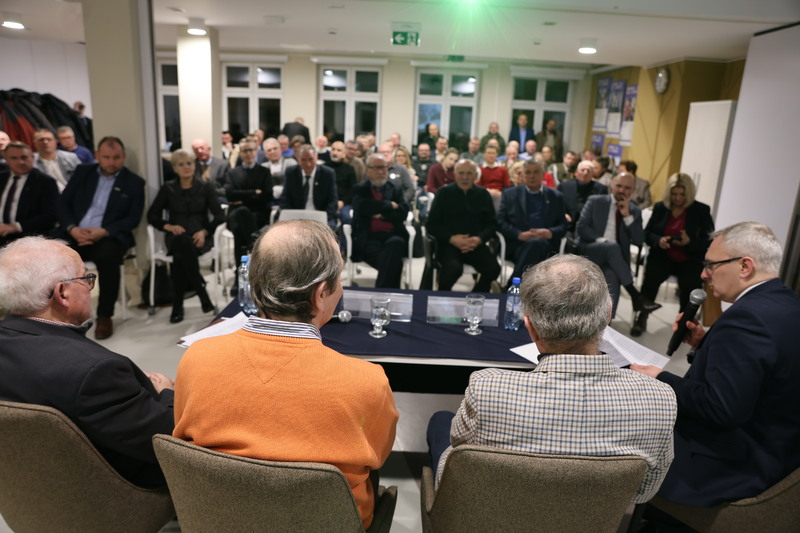 fragment dyskusji, ujęcie dyskutantów od tyłu rzut oka na widownię