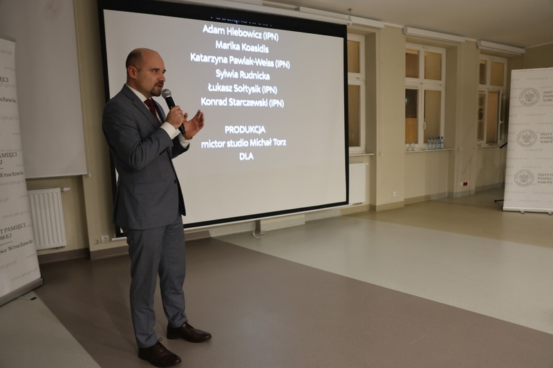 ostatnie momenty wydarzenia, przy mikforfonie żegnający gości Kamil Dworaczek