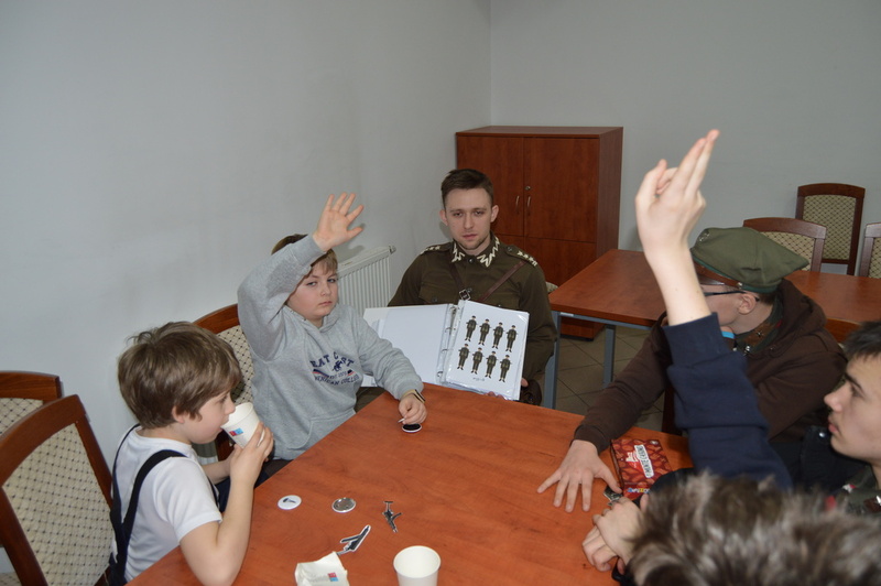 na środku Mikołaj Sokalski, po bokach uczestnicy wydarzenia