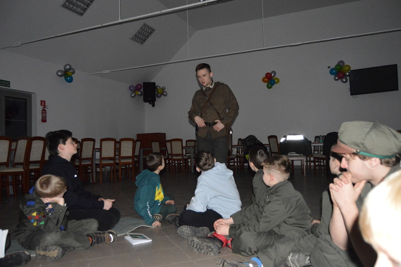 na środku Mikołaj Sokalski, po bokach uczestnicy wydarzenia