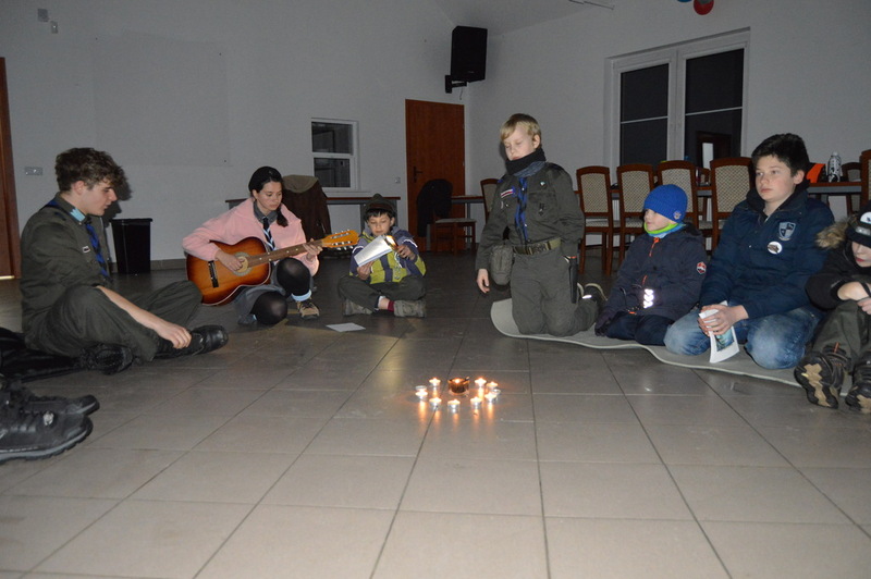 zdjęcie wykonane na sali, uczestnicy siedzą w kole na środku Mikołaj Sokalski