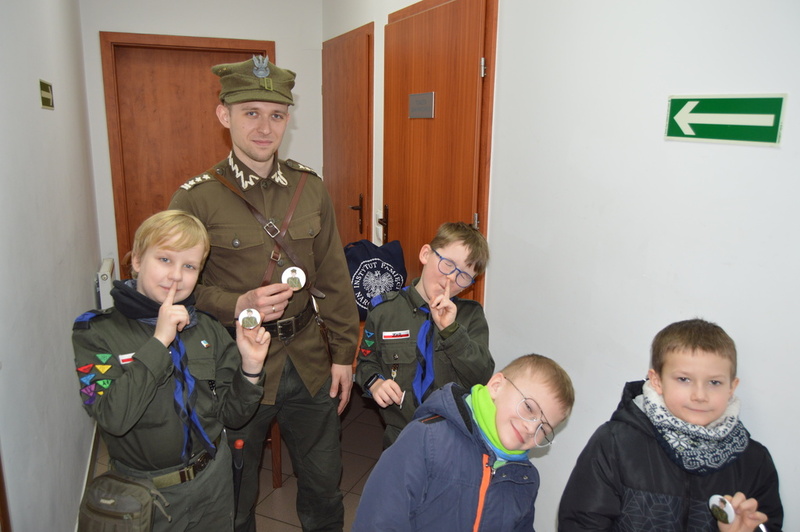 pamiątkowe zdjęcie uczesników wydarzenia  z Mikołajem Sokalskim przebranym w strój wojskowy